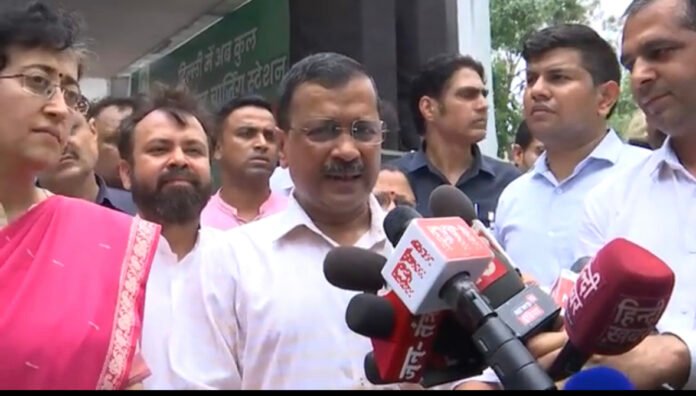 केंद्र के अध्यादेश के खिलाफ दिल्ली सरकार सुप्रीम कोर्ट पहुंची .