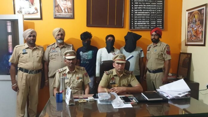 पुलिस की बड़ी सफलता लूटपाट के मामले में तीन गिरफ़्तार, एक पिस्तौल और दो जिंदा कारतूस बरामद.